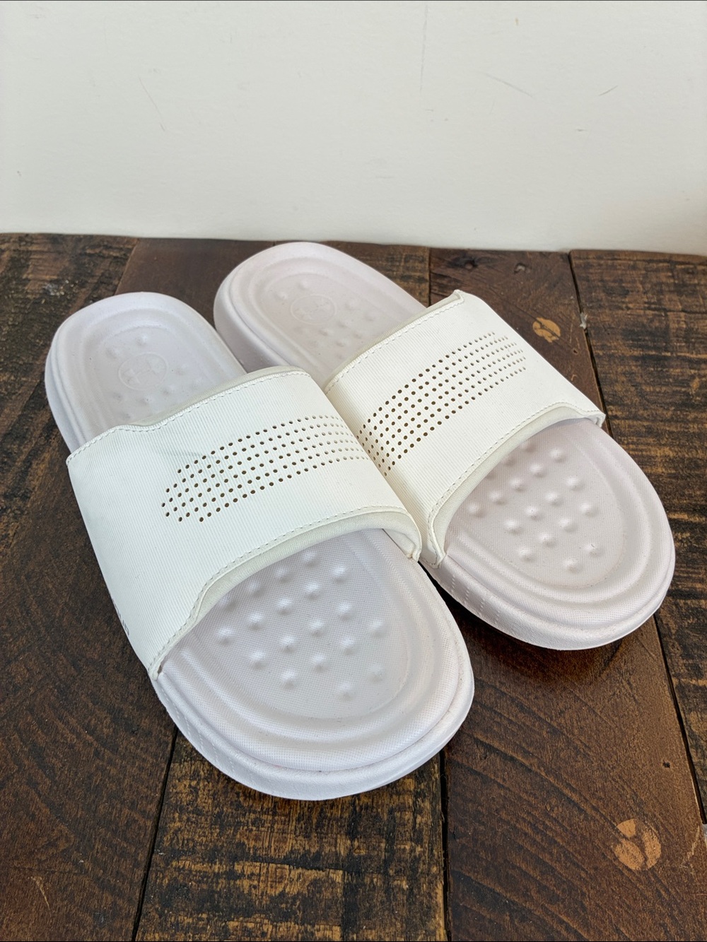 Under Armour Slide Sandals W 9.5/M 8 White Cushioned Slip On Sports Pool